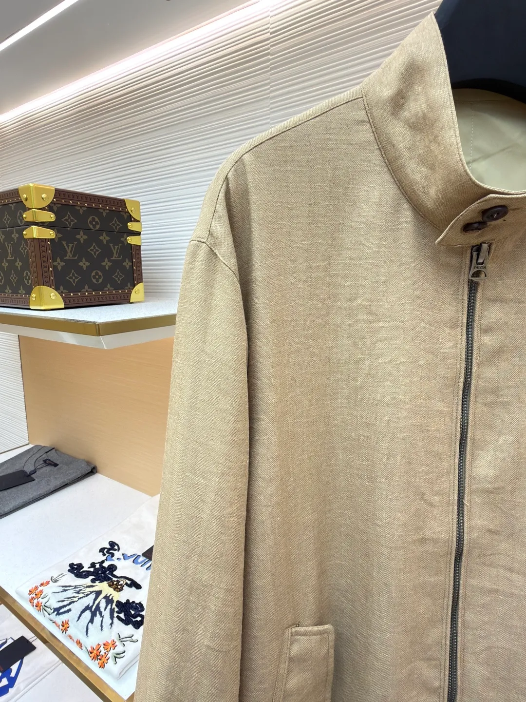 Ralph Lauren logo embroidered reversible jacket ●Original version: Purchased and developed for 3990 ●Item number: 1681791-B75 ●Material: matte moiré taffeta fabric ●Technology: embroidery production ●Color: Khaki ●Version: Fitted version ●Weight: about 520 grams ●Size: S-M-L-XL ●Description: Customized matte moiré taffeta and twill jacquard brocade Light and tough, smooth drape Comfortable and close to the skin. Khaki brown tone. Calm and noble. Two clothes. Unlimited style. One side is decorated with twill jacquard brocade, which has its own retro filter, like the pocket watch gear of an old-school gentleman. The other side is made of matte moiré taffeta, which has a relaxed breathing feeling. Casual and comfortable casual gene. Exquisite pony logo is embellished throughout. It is highly recognizable. The classic stand-up collar is tied with three hidden button tabs. Simplicity controls complexity. Design philosophy hidden in the details. Double-sided style. Hidden old money and slack in one garment, imported machine embroidery technology is used. Advanced computer control systems and precision mechanical components are used to achieve the iconic pony embroidery operation. High precision. The lines are smooth and delicate. The template machine opens the bag. The preset template guides the position, shape and size of the bag opening. The accuracy ensures the quality of the bag opening effect. Ergonomic three-dimensional cutting returns to traditional craft techniques through segmentation, folding, shrinking and stretching. The so-called slow work and fine work are respect for the material and the pursuit of feel. The workmanship is complex and tedious, slow in aging, high in wear and tear, and the fabrics have been carefully washed to have a better hand feel and texture. It is not easy to deform, shrink or fade, and maintains long-term beauty. The overall wiring is straight and delicate, the fabric is comfortable and soft, and the color is consistent without color difference. It can be matched with the same style to create a fashionable look and control various occasions. Customized accessories, complete with three standards, same style for men and women!